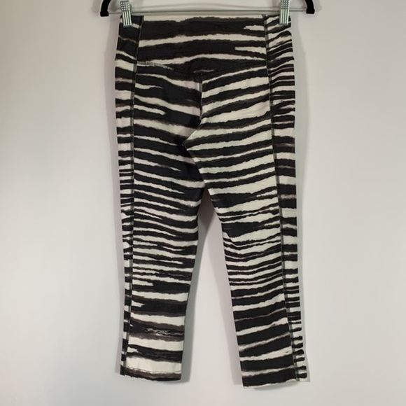 Nike Dri-Fit Black & White Zebra Striped Athletic Cropped Leggings Capris - Picture 4 of 7